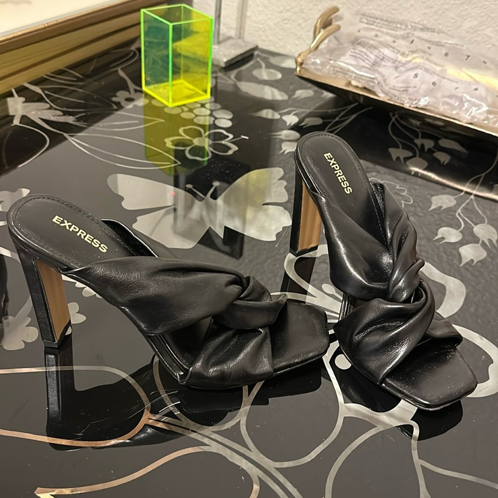 Black heels size 8. Brand: Express
